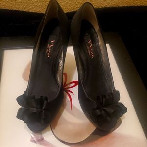 NWB,black, peep toe, Nina satin heels